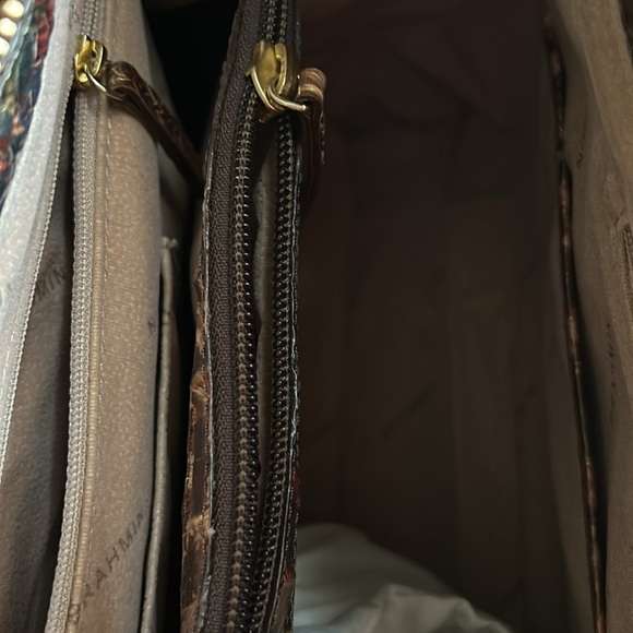 Brahmin handbag. Never used. Excellent condition. 12.5 inches wide 8 inches deep - Picture 4 of 4